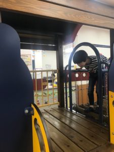 新潟県小千谷市の子育て支援センター「わんパーク」で遊ぶ男の子