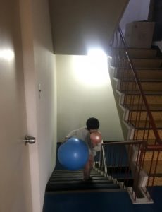 義父の家の階段で遊ぶ息子