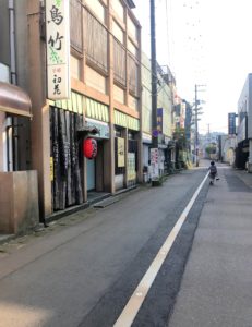 新潟県新発田市の飲食店街・新道を歩く息子