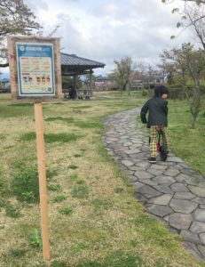 新発田城址公園でストライダーをする息子