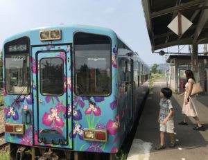 赤湯駅で山形鉄道・フラワー長井線の列車に乗り込む息子