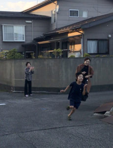 運動会の前日、自宅前で走る練習をする息子