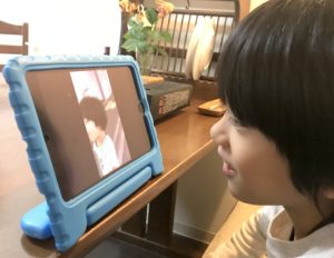 iPad miniで、自分が登場する動画を観る息子