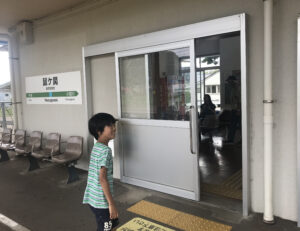 JR鼠ケ関駅のドアを開閉する息子