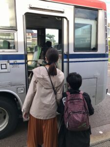 支援学校に向かうコミュニティバスに乗り込む息子と妻