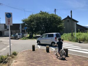 横断歩道を停まらないで通過する車両