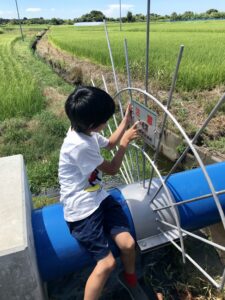 水道管のプレートで漢字を復習する息子