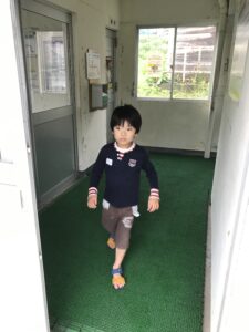 JR羽前沼沢駅の構内を歩く息子