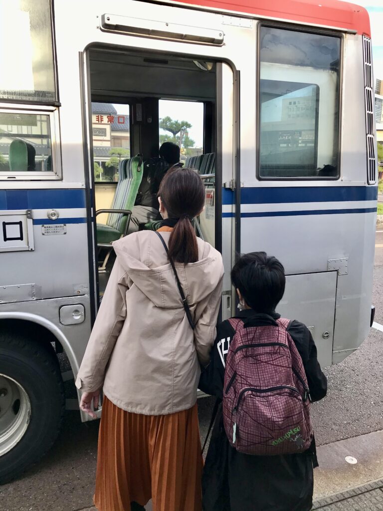 コミュニティーバスに乗り込む息子と妻